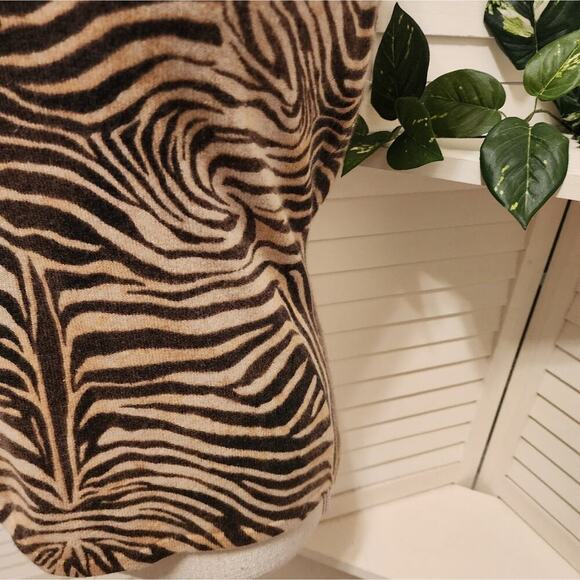NEIMAN MARCUS ANIMAL PRINT CASHMERE SWEATER SIZE MED - Picture 3 of 5